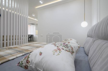Téléchargez les photos : Élégant intérieur de chambre grise et blanche avec lit double confortable - en image libre de droit