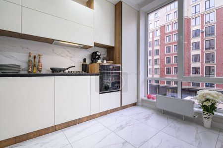 Téléchargez les photos : Intérieur de cuisine moderne de luxe noir et blanc avec grande fenêtre - en image libre de droit