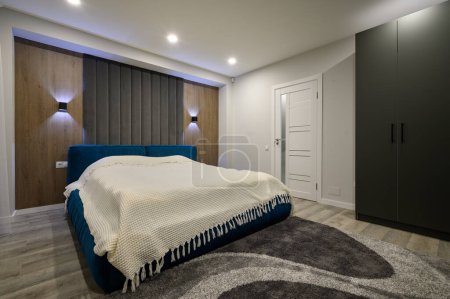 Foto de Dormitorio principal moderno con interior gris y blanco de moda, gran cama doble king-size - Imagen libre de derechos