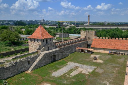 Foto de Tighina, Transnistria, Moldavia - Julio 2021: Murallas y torres de la antigua fortaleza medieval turca y rusa de Bender en el río Dniéster - Imagen libre de derechos
