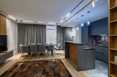 Foto de Salón de lujo con mesa de comedor o banquete y cocina gris en el interior del apartamento estudio - Imagen libre de derechos