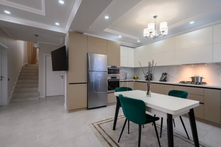 Téléchargez les photos : Moderne classique blanc et beige cuisine luxueuse avec salle à manger dans studio intérieur - en image libre de droit