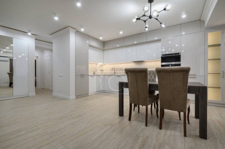 Téléchargez les photos : Blanc moderne nouvelle cuisine blanche bien conçue intérieur après rénovation dans le studio - en image libre de droit