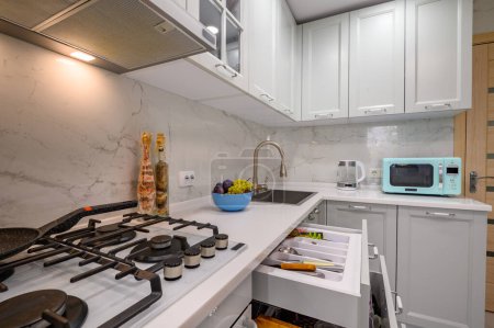 Foto de Primer plano de blanco y gris nueva cocina moderna de gas bien diseñada estufa - Imagen libre de derechos