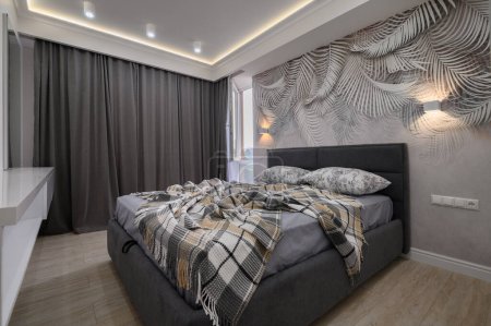 Téléchargez les photos : Intérieur élégant de la chambre grise avec lit double confortable - en image libre de droit