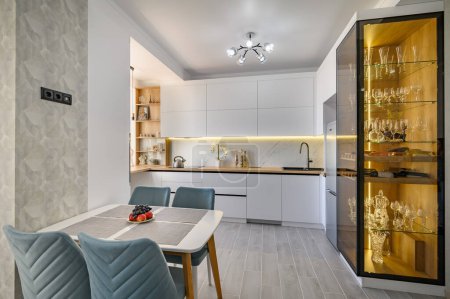 Foto de Moderno y elegante apartamento estudio blanco con cocina totalmente funcional - Imagen libre de derechos