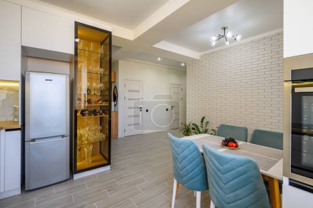Foto de Un estudio blanco minimalista con una cocina funcional y elegante - Imagen libre de derechos