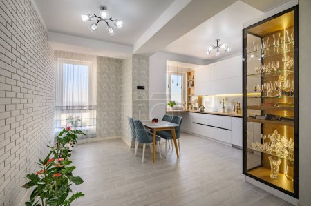 Foto de Un sofisticado apartamento estudio blanco con una cocina que está diseñada para aquellos que aman cocinar - Imagen libre de derechos
