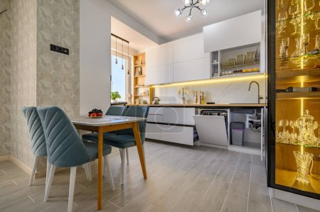 Una cocina blanca espaciosa contemporánea con cajones extendidos