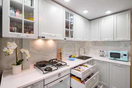 Téléchargez les photos : Gros plan sur blanc et gris nouveau plan de travail de cuisine moderne bien conçu, certains tiroirs retirés - en image libre de droit