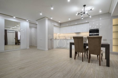 Téléchargez les photos : Blanc moderne nouvelle cuisine blanche bien conçue intérieur après rénovation dans le studio - en image libre de droit