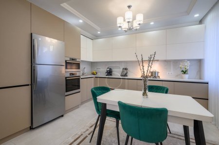 Téléchargez les photos : Moderne classique blanc et beige cuisine luxueuse avec salle à manger dans studio intérieur - en image libre de droit