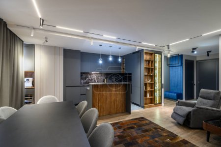 Téléchargez les photos : Salon de luxe avec chaises de massage et cuisine grise dans le studio intérieur - en image libre de droit