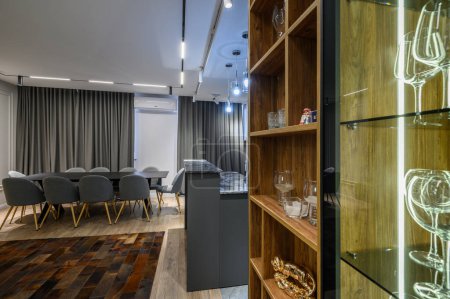 Téléchargez les photos : Salon de luxe avec grand buffet et cuisine grise dans studio intérieur - en image libre de droit