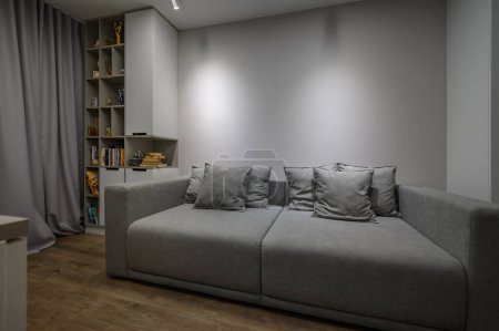 Téléchargez les photos : Chambre confortable et luxueuse dans des tons de gris avec des détails élégants et modernes - en image libre de droit