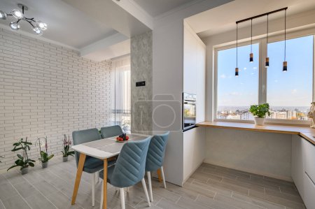 Téléchargez les photos : Un studio blanc minimaliste avec une cuisine à la fois fonctionnelle et élégante avec rangée de plantes vertes, beaucoup d'espace pour copier - en image libre de droit