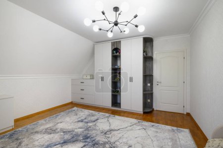 Téléchargez les photos : Grande armoire blanche et buffet dans le salon avec plancher en bois - en image libre de droit