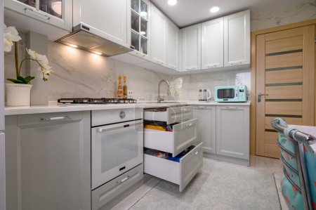 Téléchargez les photos : Gros plan sur blanc et gris nouvelle cuisine moderne bien conçu intérieur, certains tiroirs retirés - en image libre de droit