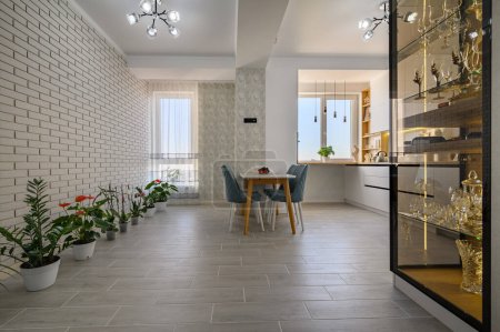 Téléchargez les photos : A modern white studio with a kitchen and dining area that is perfect for the home chef - en image libre de droit