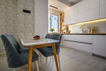 Foto de Moderno y elegante apartamento estudio blanco con cocina totalmente funcional - Imagen libre de derechos