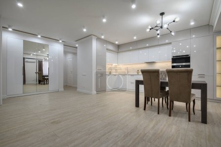 Foto de Blanco moderno nuevo interior de cocina blanca bien diseñado después de la renovación en el apartamento estudio - Imagen libre de derechos