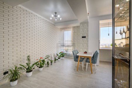 Téléchargez les photos : Un studio blanc minimaliste avec une cuisine à la fois fonctionnelle et élégante - en image libre de droit