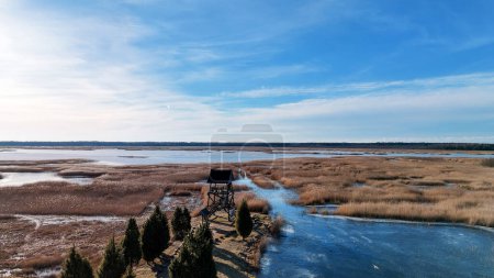 Birdwatching Tower of Riekstusala at Kaniera Lake Lapmezciems, Lettonie Reed Trail in Kemeri National Park Fund With Swamps and Many Tiny Lakes. Destination de randonnée célèbre en Lettonie. 