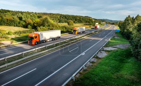 Foto de Convoy de camiones con contenedores en carretera, concepto de transporte de carga en primavera - servicio de carga - Imagen libre de derechos