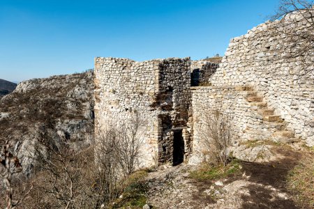Foto de Restos de Soko Grad Sokolac (Falcon City) fortaleza medieval cerca de la ciudad de Sokobanja en el este de Serbia - Imagen libre de derechos