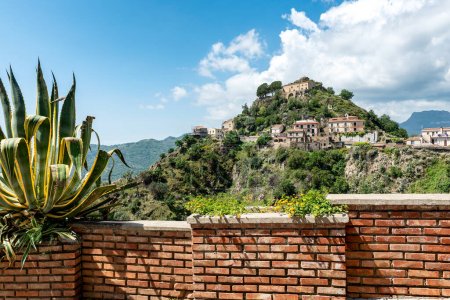 Foto de Vista del famoso pueblo cinematográfico de montaña en Sicilia Savoca, al sur de Italia - Imagen libre de derechos