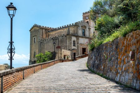Téléchargez les photos : Une vue de l'église S. Nicola du village de Savoca, Sicile, Italie. La ville a été l'endroit pour les scènes se déroulant à Corleone de Francis Ford Coppola Le Parrain. - en image libre de droit