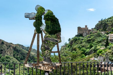 Téléchargez les photos : Savoca, Sicile, Italie, 17 mai 2023. - Sculpture dédiée à F.F. Coppola, créé par le maestro Nino Ucchino - en image libre de droit