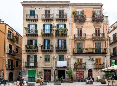 Téléchargez les photos : Palerme, Italie - 18 mai 2023 : Vieilles rues et bâtiments résidentiels à Palerme, Sicile - en image libre de droit