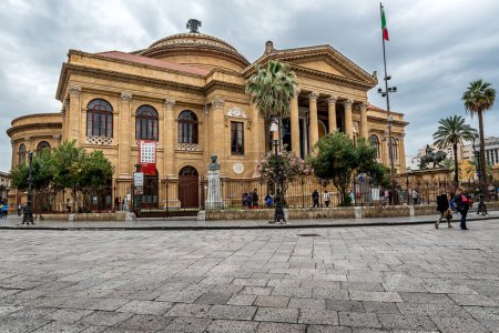 Foto de Palermo, Italia - 18 de mayo de 2023: Teatro Massimo, Opera House. Famosa arquitectura teatral en Palermo, Sicilia en Europa - Imagen libre de derechos