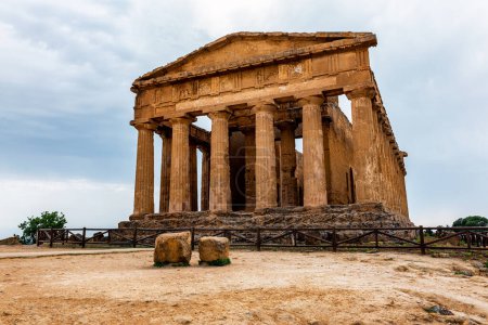 Foto de El famoso Templo de Concordia en el Valle de los Templos cerca de Agrigento, Sicilia, Italia - Imagen libre de derechos