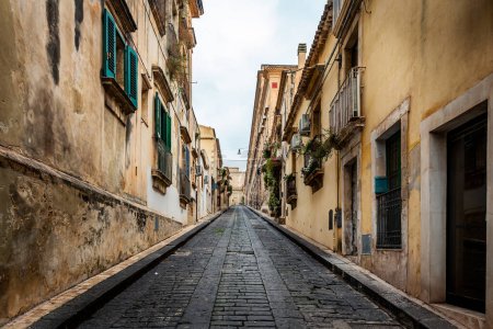 Téléchargez les photos : Rue typique dans le quartier historique de Noto, Sicile en Italie - en image libre de droit