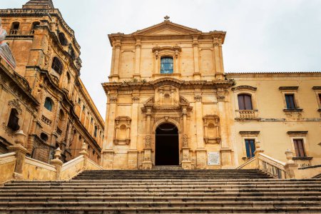 Foto de Escaleras frente a la iglesia de San Francisco de Asís en la ciudad de Noto, Sicilia en Italia - Imagen libre de derechos