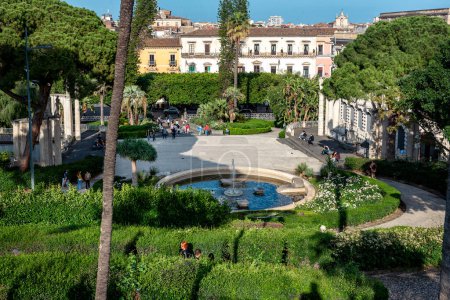Foto de Catania, Sicilia, Italia - 22 de mayo de 2023: Jardines Bellini la llamada Villa Bellini un parque natural en el centro de Catania Sicilia, Italia. - Imagen libre de derechos