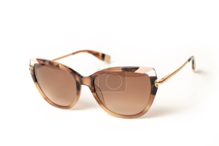 Braun elegante weibliche Sonnenbrille isoliert auf weißem Hintergrund. Sommeraccessoires für Sonnenbrillen als Designelement. Schneidpfad inklusive