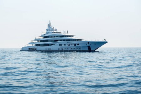 Téléchargez les photos : Un grand yacht à moteur privé de luxe en cours de navigation sur la mer - en image libre de droit