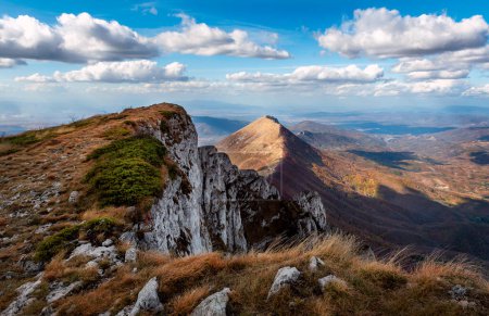 Foto de Trem cumbre, el pico más alto de la montaña seca (Suva planina), Serbia, Sokolov kamen ane Mosor picos en el fondo, hermoso cielo y colores de otoño del bosque - Imagen libre de derechos