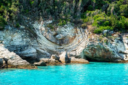 Téléchargez les photos : Île d'Antipaxos, Nord-Ouest de la Grèce. Formations rocheuses de l'Oligocène précoce - structures de déformation sédimentaire de la zone pré-Pouilles - en image libre de droit