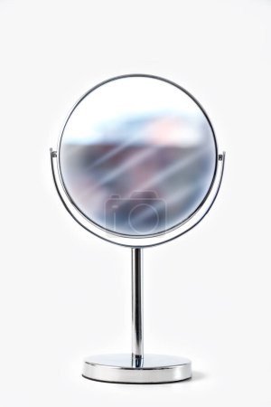 Foto de Espejo de maquillaje plateado aislado en blanco. Recorte camino enmascarar el espejo de vidrio para el reemplazo de imagen fácil - Imagen libre de derechos