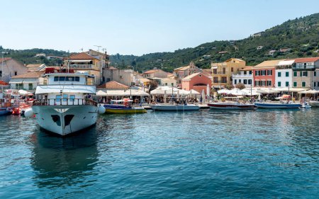 Téléchargez les photos : Gaios, Grèce - 20 août 2023. Le port de Gaios, la capitale de l'île grecque de Paxos, à proximité de l'île de Corfou, en Grèce - en image libre de droit