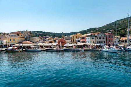 Foto de Gaios, Grecia - 20 de agosto de 2023. El puerto de Gaios, la capital de la isla griega de Paxos, cerca de la isla de Corfú, Grecia - Imagen libre de derechos