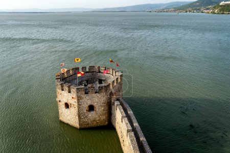 La fortaleza medieval de Golubac, torre de avanzada en el río Danubio. Famoso lugar turístico, Serbia.