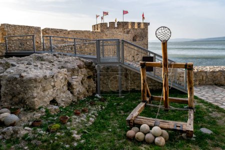 Antike mittelalterliche Katapultreplika und Kanonenkugeln auf der Festung Golubac in Serbien. Europa.