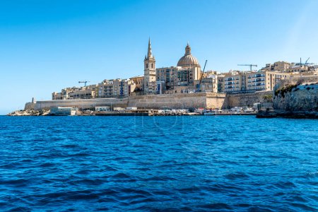 Piękny pejzaż miejski ze starożytną architekturą miasta Valletta na Malcie. Widok z morza