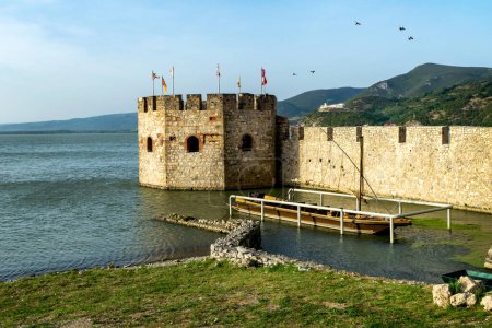 La fortaleza medieval de Golubac, torre de avanzada en el río Danubio con una réplica de un barco medievel. Famoso lugar turístico, Serbia.