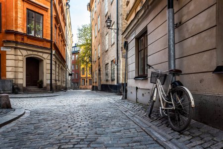 Suède pittoresque rue pavée dans le pittoresque Gamla Stan, le plus ancien quartier de Stockholm. Vélos garés s'appuient contre les bâtiments en plâtre coloré.